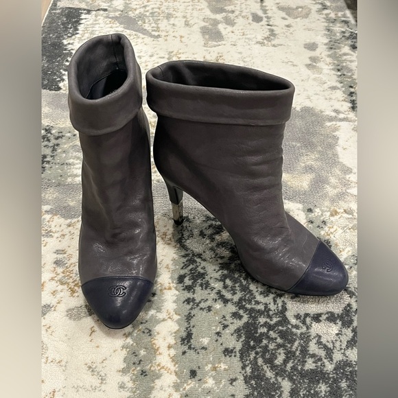 CHANEL 39 C GREY LEATHER BLUE CAP TOE BOOTIE HIDDEN PLATFORM ANKLE BOOTS - Picture 1 of 12